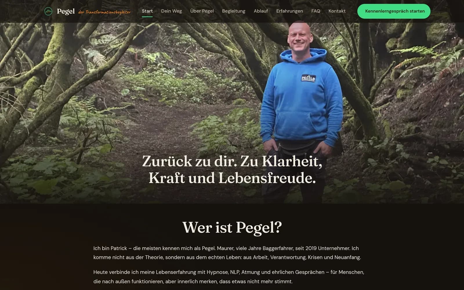 Bildbahn ueber die volle Breite: Patrick im Wald, darueber „Zurueck zu dir"
